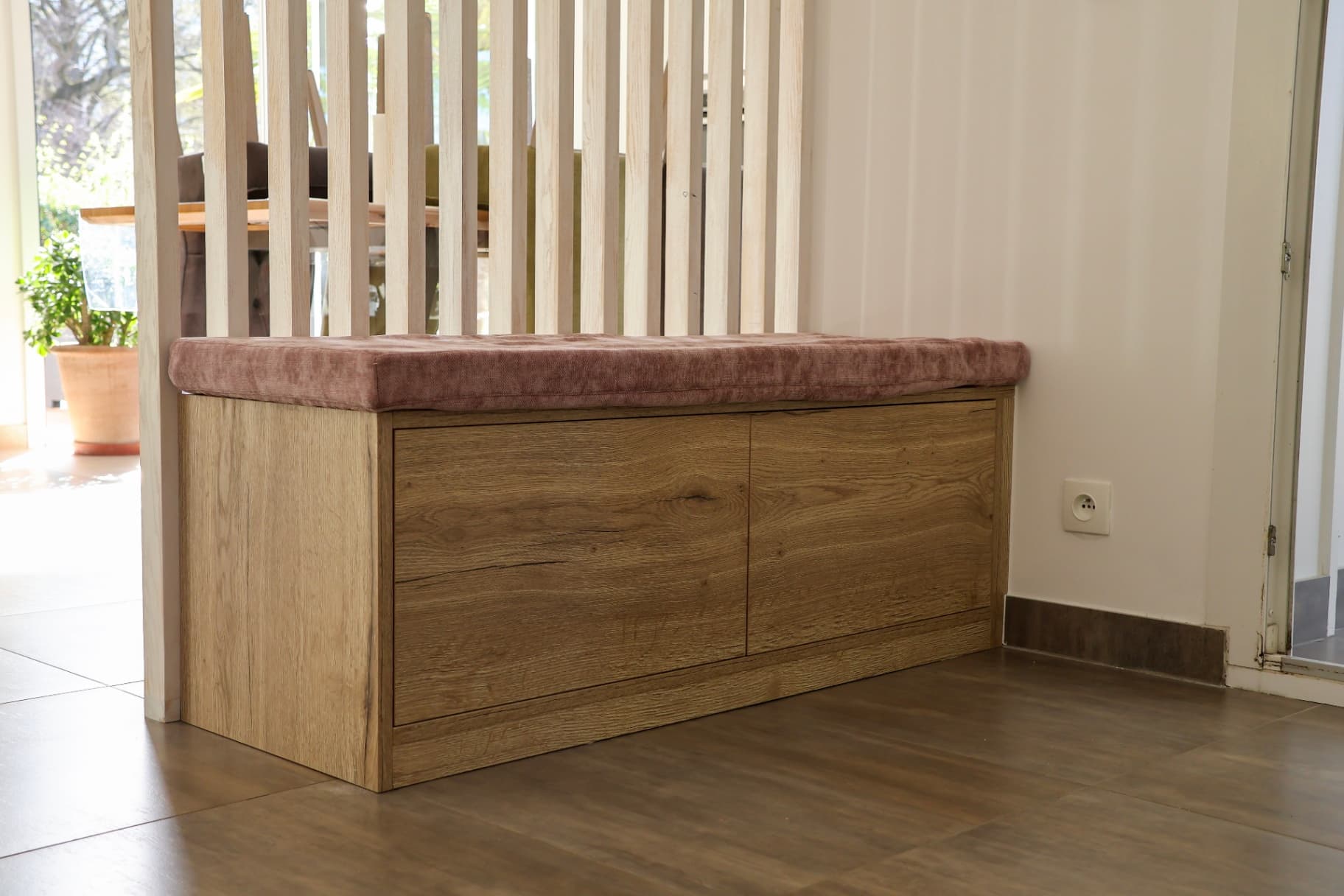Banquette d'entrée avec son claustra – Agencement sur mesure par Mokuton Menuiserie, image 6