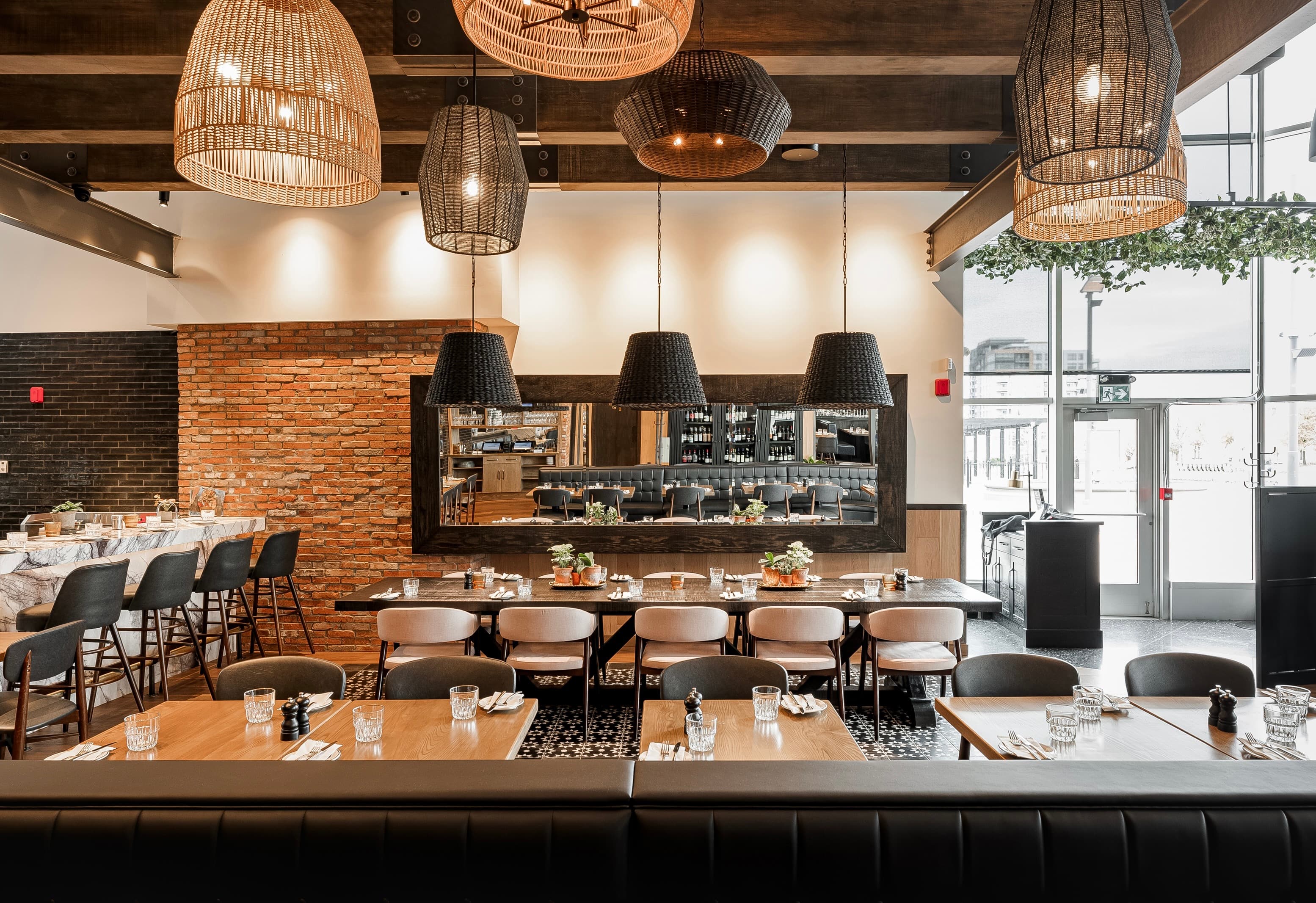 Agencement intérieur du restaurant Vertigo à Laval réalisé par Mokuton Menuiserie