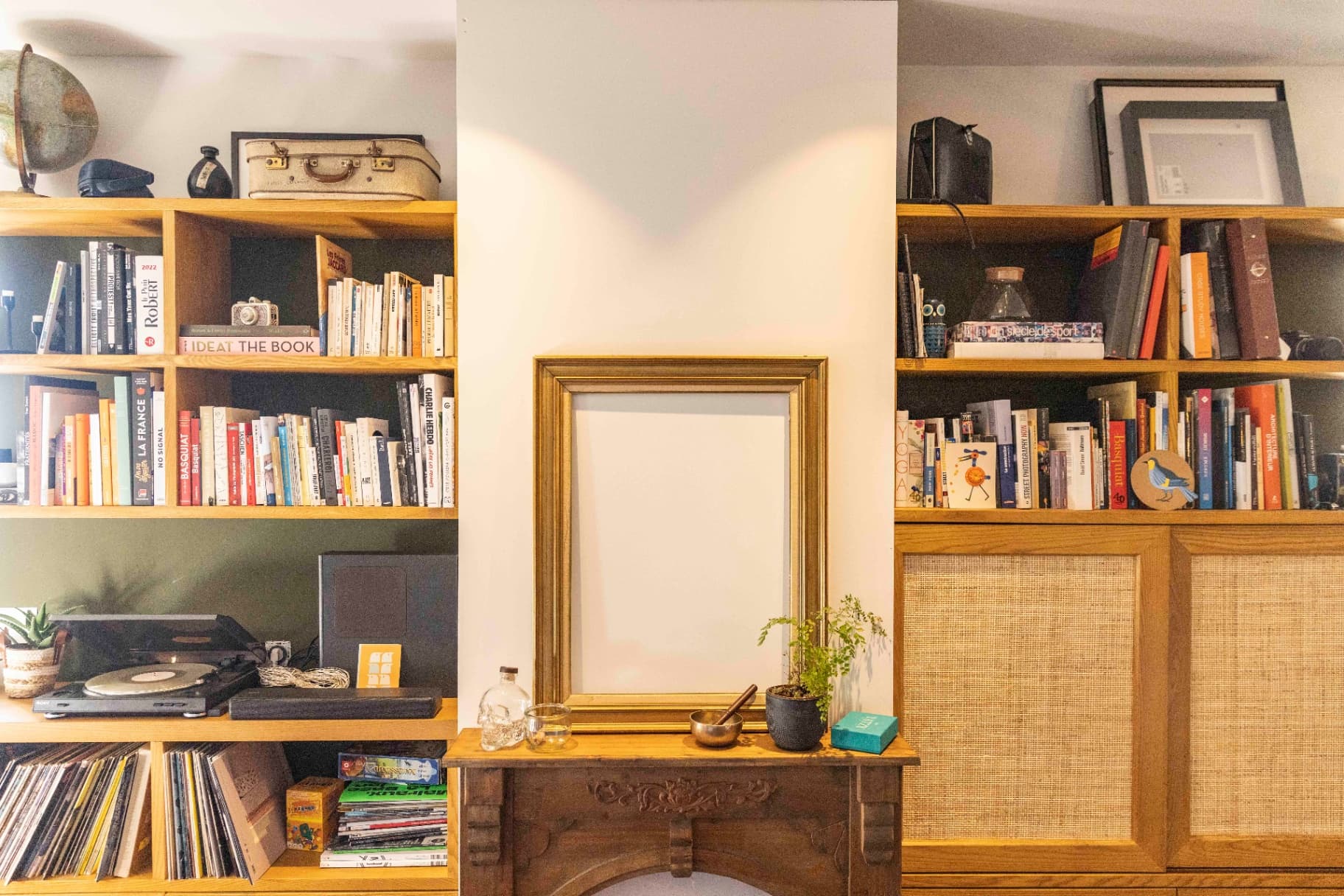 Bibliothèque en frêne – Agencement sur mesure par Mokuton Menuiserie, image 4