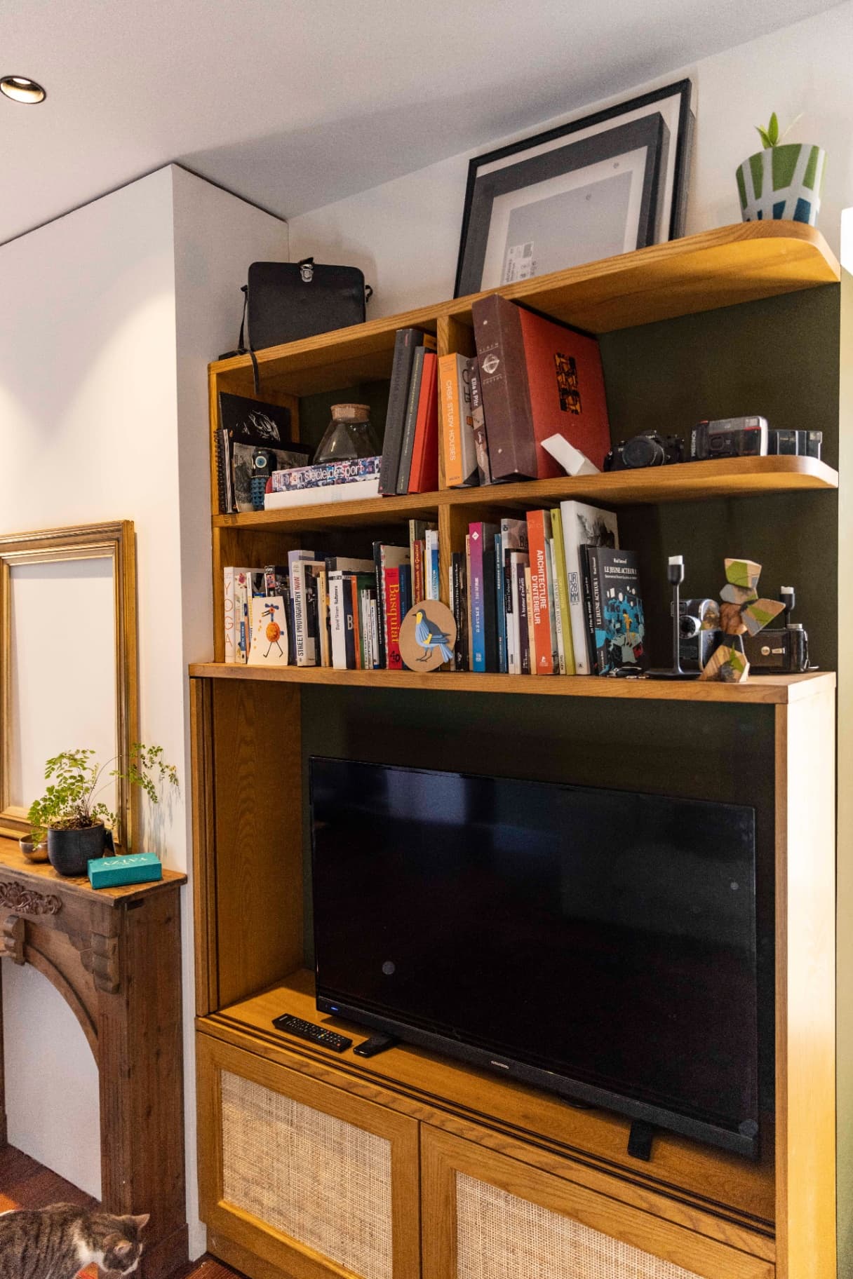 Bibliothèque en frêne – Agencement sur mesure par Mokuton Menuiserie, image 3