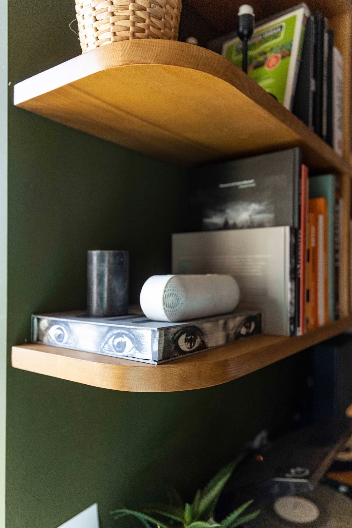 Bibliothèque en frêne – Agencement sur mesure par Mokuton Menuiserie, image 6