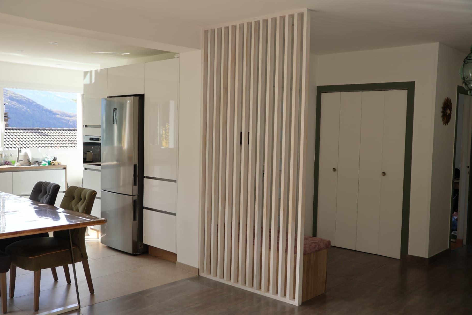 Banquette d'entrée avec son claustra – Agencement sur mesure par Mokuton Menuiserie, image 2