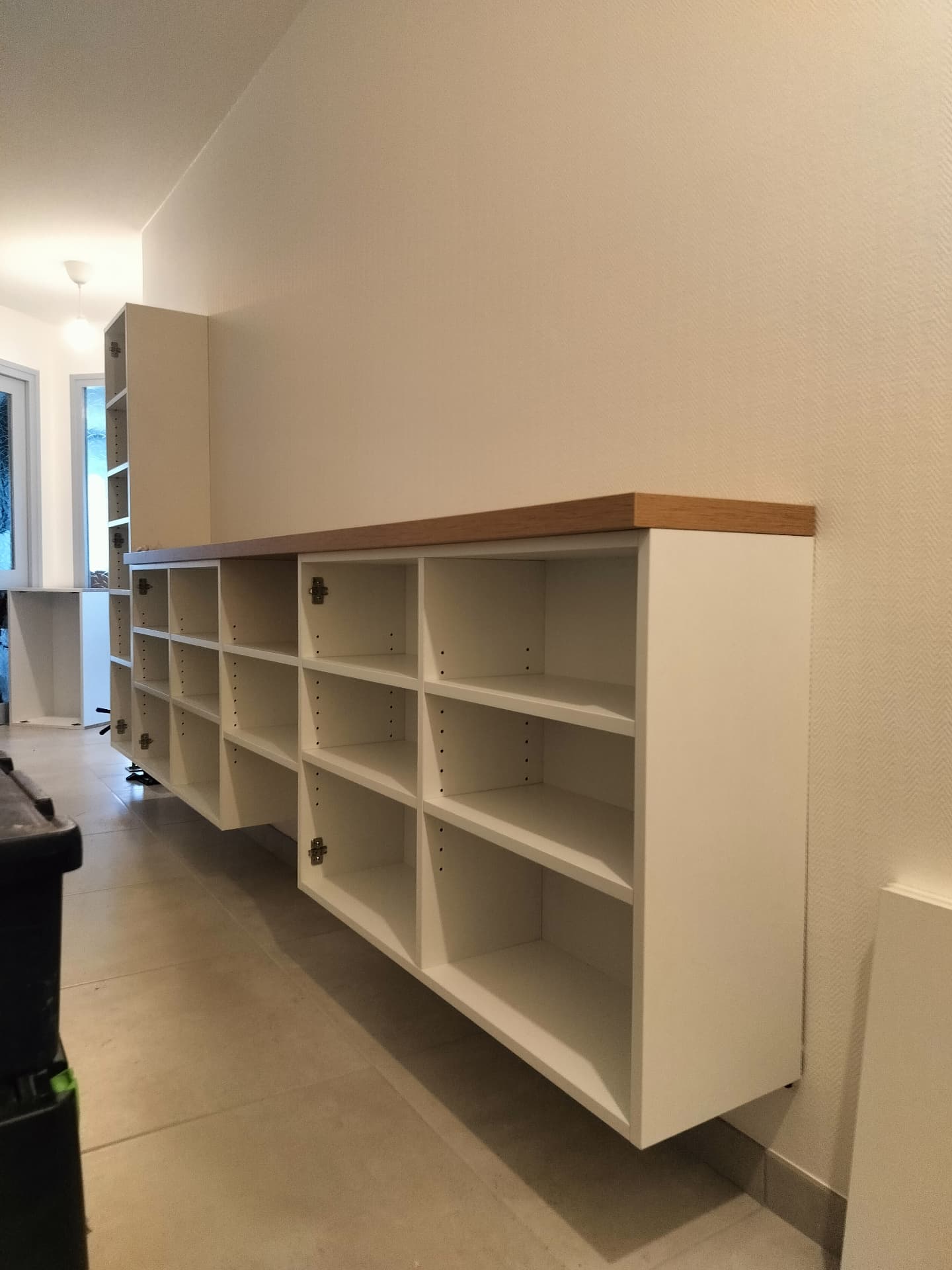 Meuble d'entrée suspendu – Agencement sur mesure par Mokuton Menuiserie, image 5