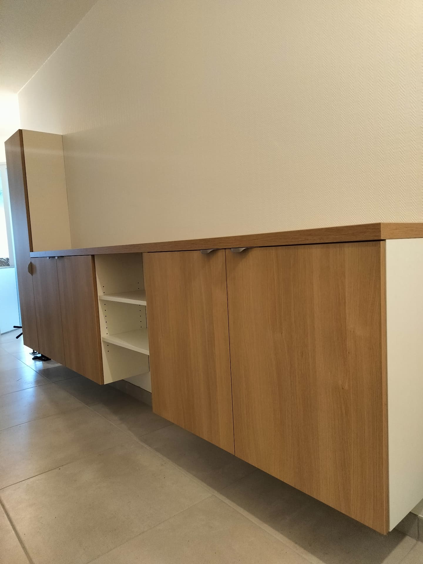 Meuble d'entrée suspendu – Agencement sur mesure par Mokuton Menuiserie, image 1