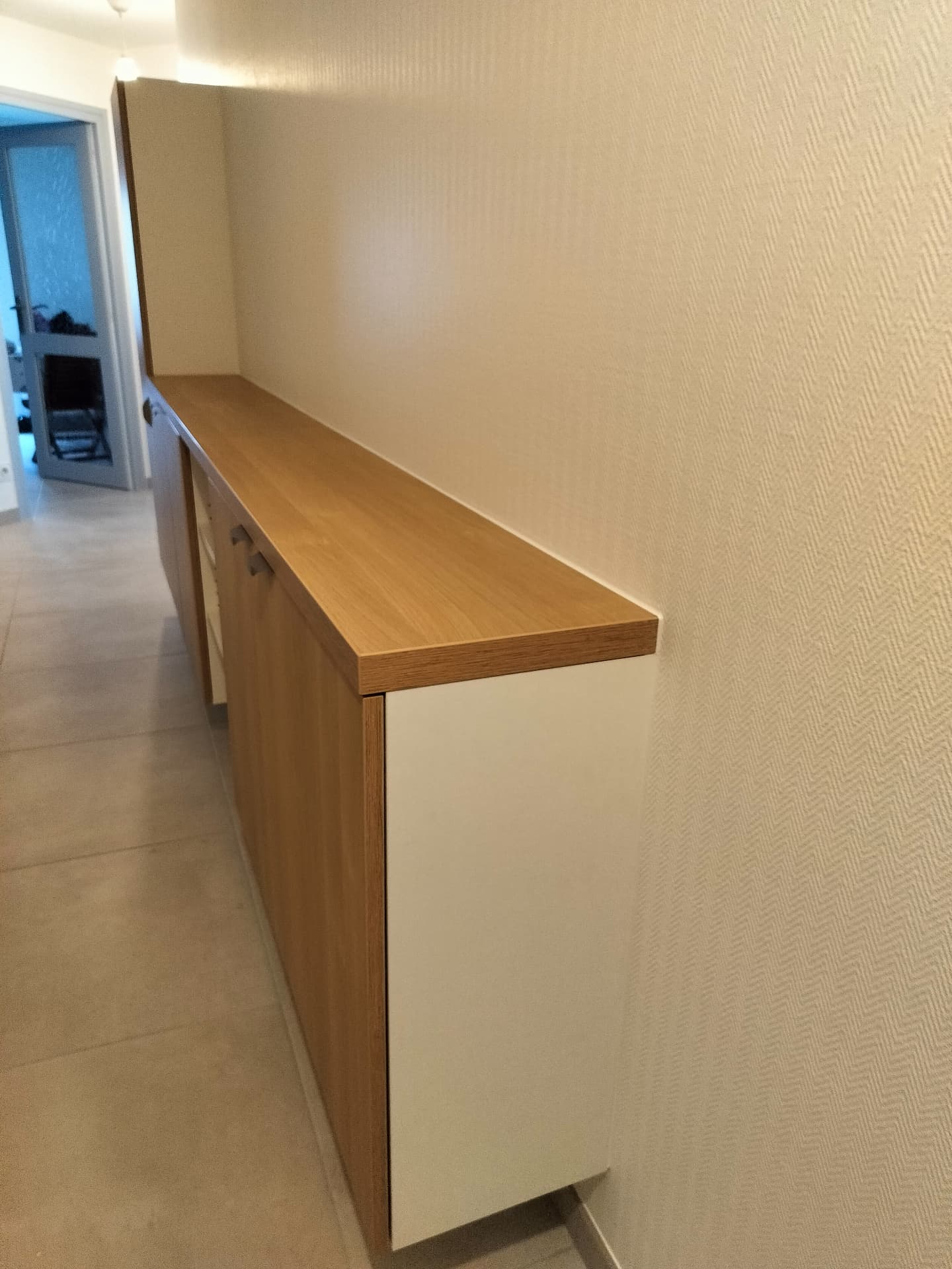 Meuble d'entrée suspendu – Agencement sur mesure par Mokuton Menuiserie, image 3