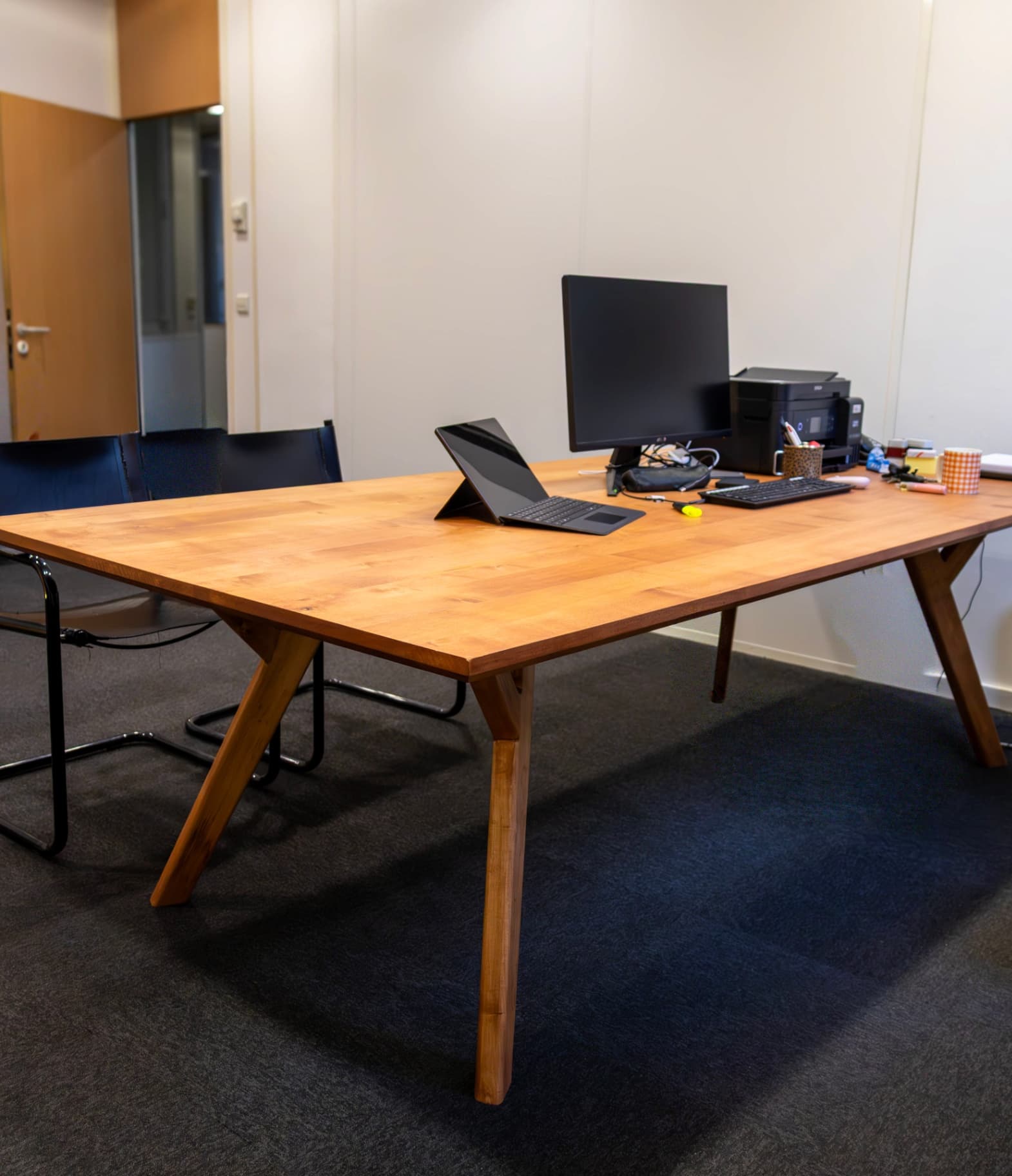 Bureau en érable – Menuiserie intérieure sur mesure par Mokuton Menuiserie, image 1