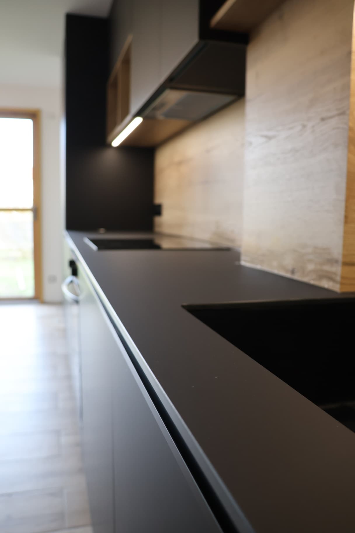 Cuisine moderne sur mesure – Agencement sur mesure par Mokuton Menuiserie, image 3