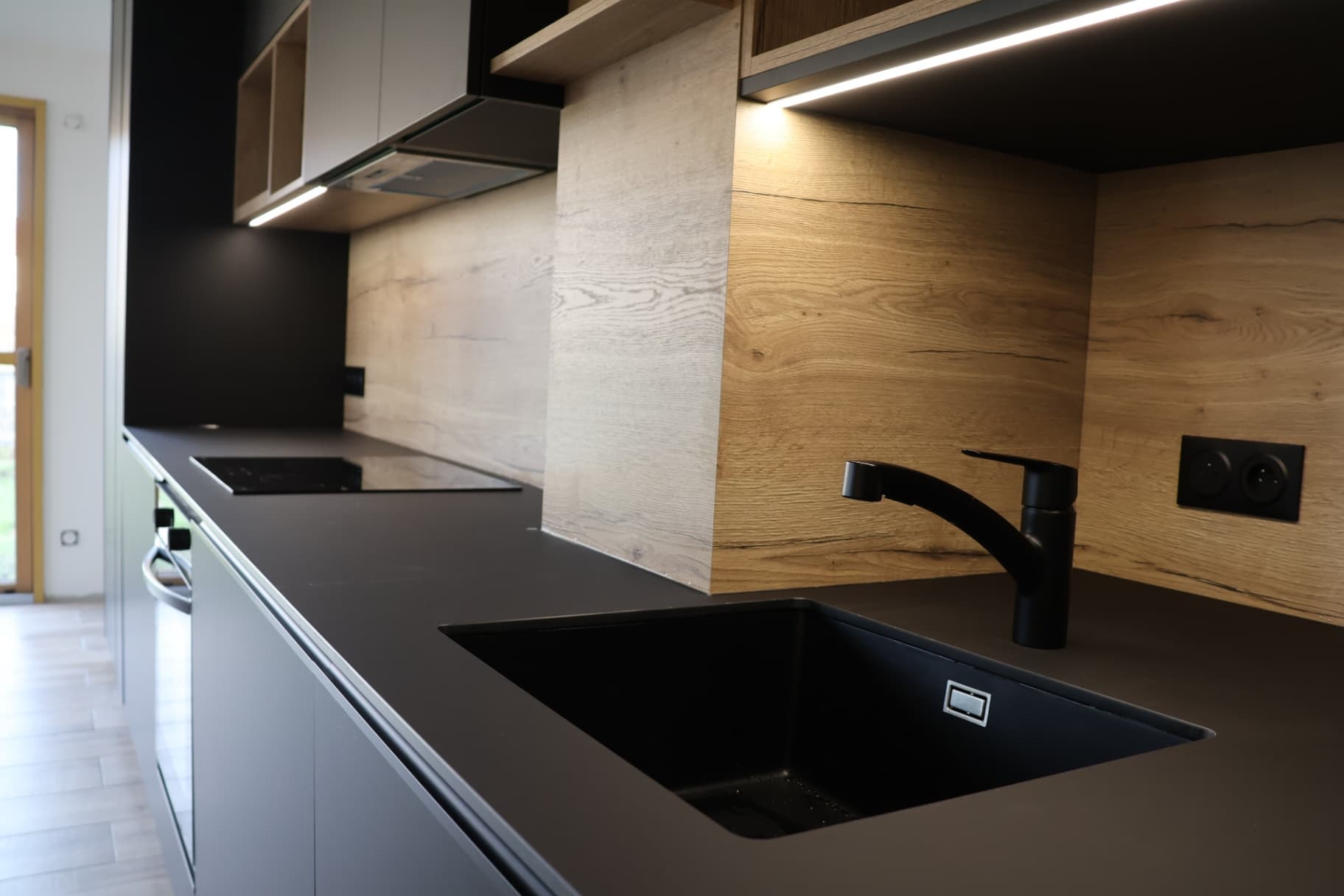Cuisine moderne sur mesure – Agencement sur mesure par Mokuton Menuiserie, image 2