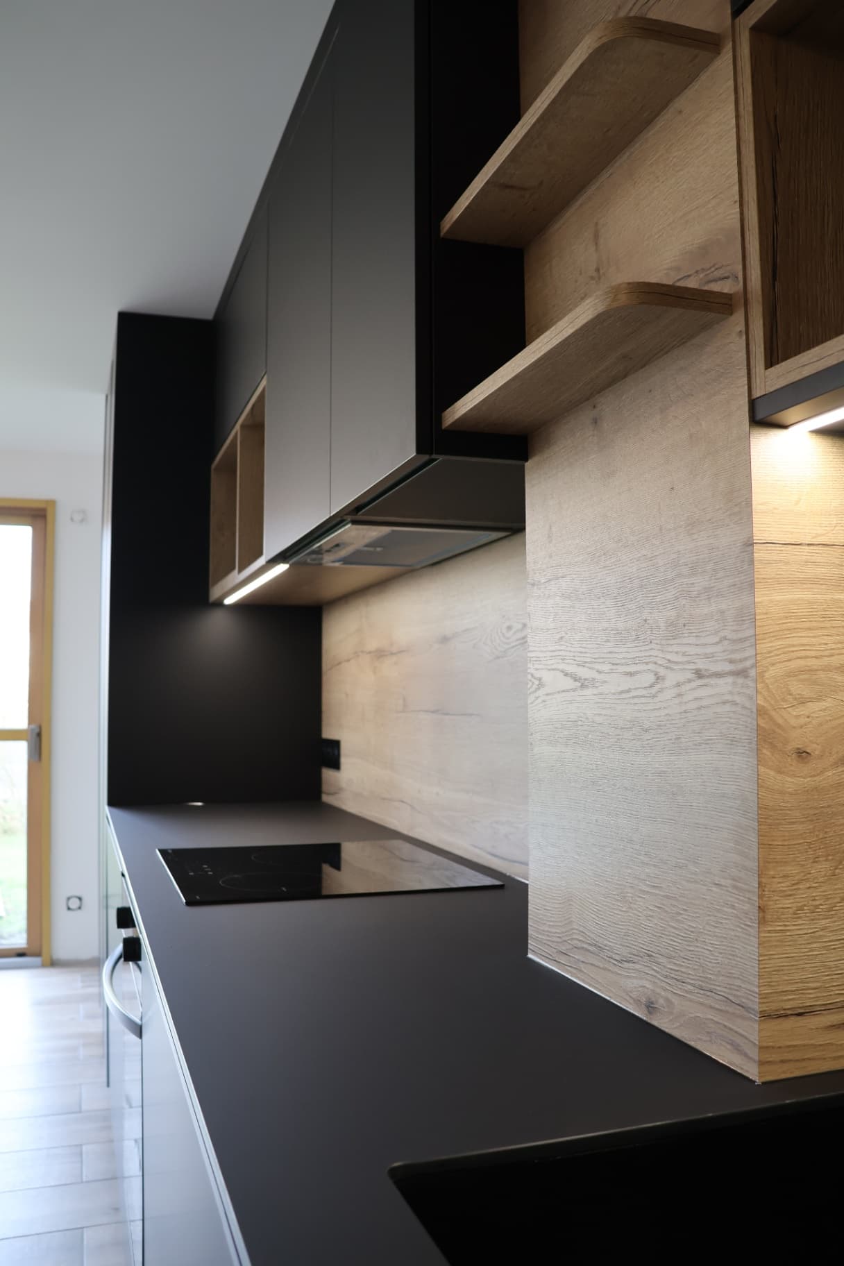 Cuisine moderne sur mesure – Agencement sur mesure par Mokuton Menuiserie, image 4