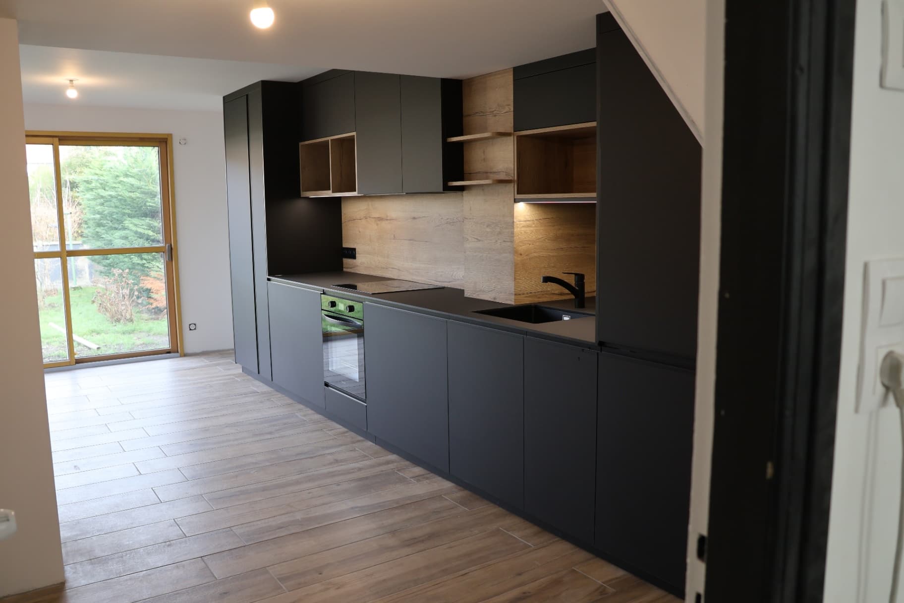 Cuisine moderne sur mesure – Agencement sur mesure par Mokuton Menuiserie, image 1
